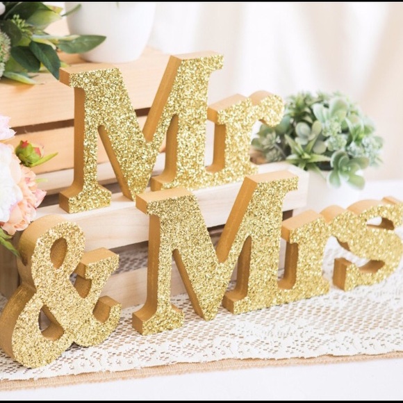 Mr & Mrs sign