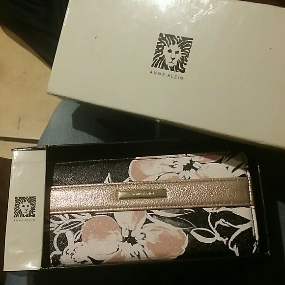 NEW Anne Klein wallet
