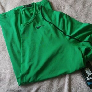 BNWT Nike T