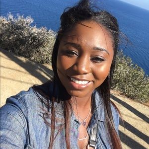 Meet your Posher, Aysia