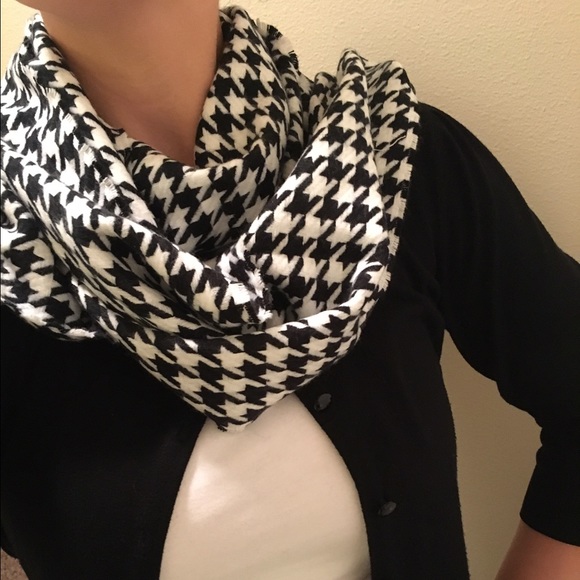 Black and White Houndstooth Scarf