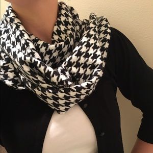 Black and White Houndstooth Scarf