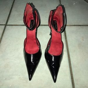 Black pointy heels 👠