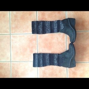 Black knit Uggs