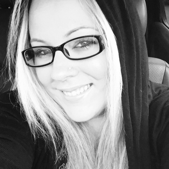 Meet your Posher, Danielle - Picture 2 of 2