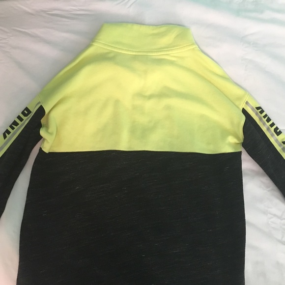 New PINK, half-zip sweatshirt. - Picture 3 of 4