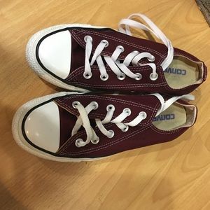 Size 6 in women Converse shoes in Burgundy