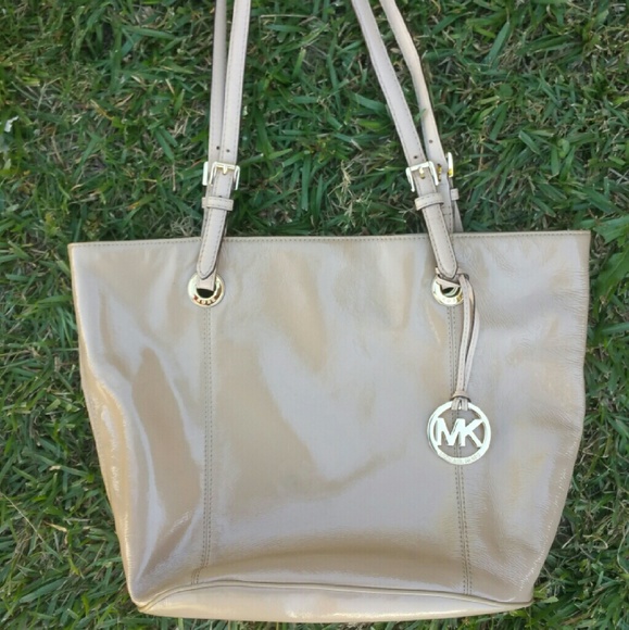 Michael Kors Nude jet set  patent leather Tote