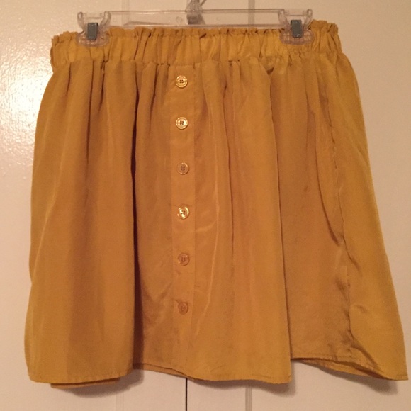 💥🔥💥FLASH SALE Yellow skirt with buttons - Picture 1 of 3