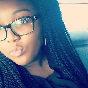 Meet your Posher, Kayla