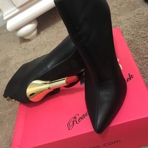 Red kiss boots