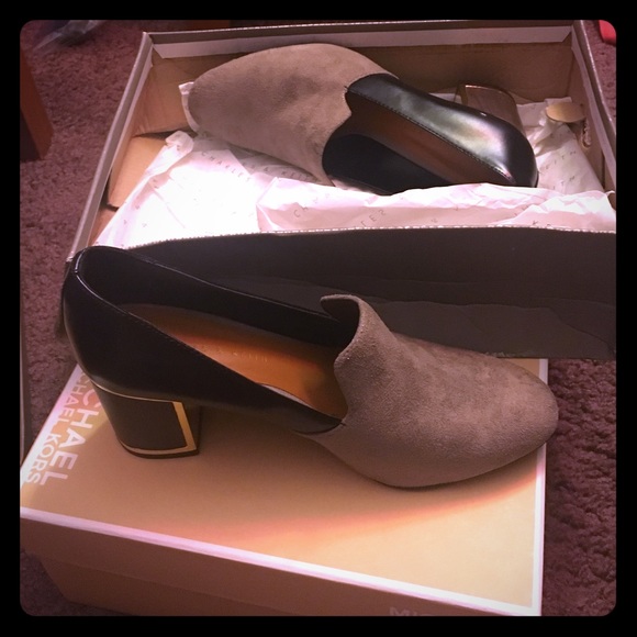✋️SOLD🤚 Clog heels suede brown with black &a gold - Picture 1 of 4