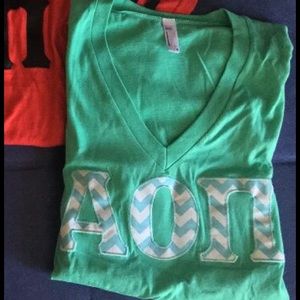 AOΠ letter shirt