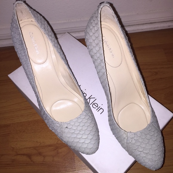 CK gorgeous grey suede Pumps!!
