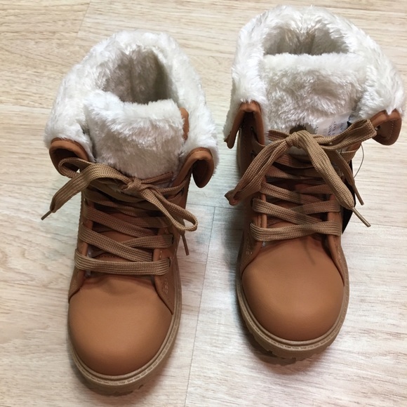 Ladies Casual ankle boots. Tan. New with tags - Picture 2 of 5