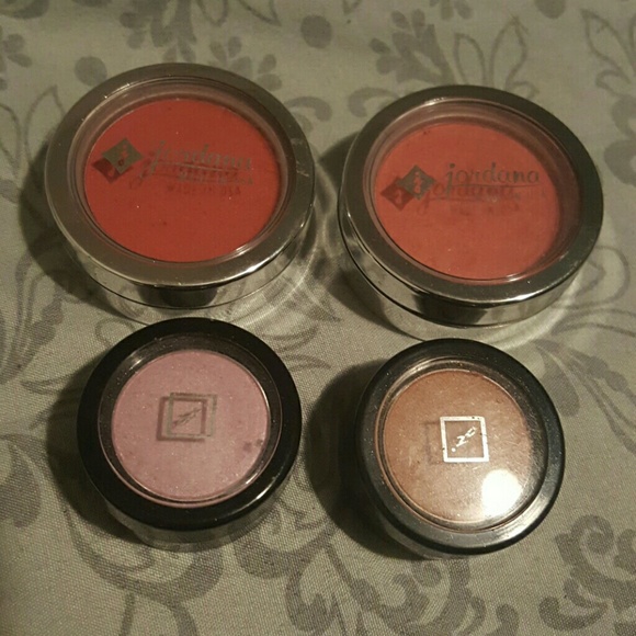 Eyeshadow and blush