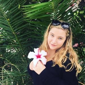 Meet your Posher, Claudia