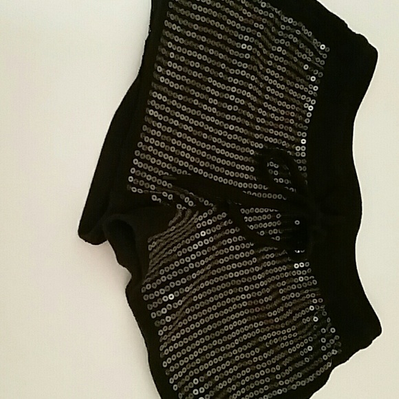 Nicki Minaj shorts bling