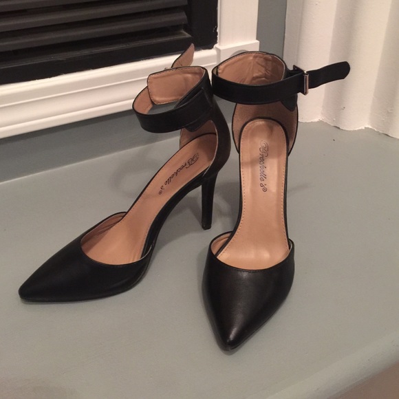 Black pumps
