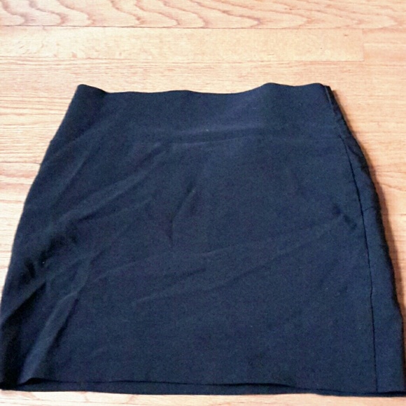 Cute little black skirt - Picture 2 of 2