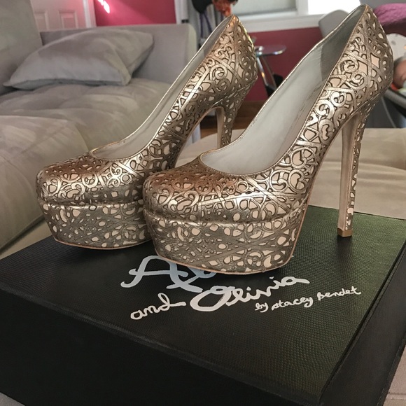 Alice & Olivia Larimore Laser Cutout Pump