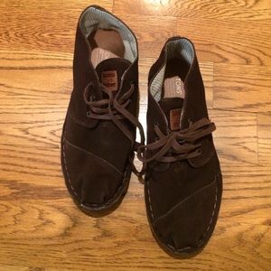 Toms for men. Brown suede desert botas in EUC