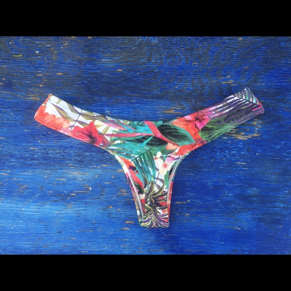 Midori bikini bottoms🌺