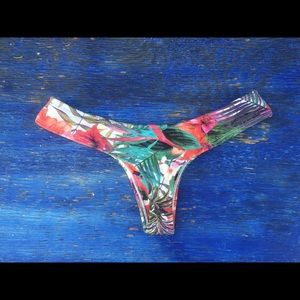 Midori bikini bottoms🌺