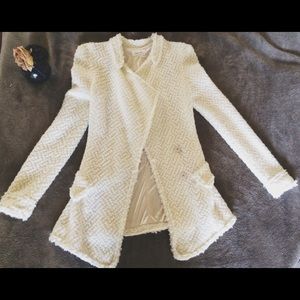Beautiful new with out tags knitted sweater