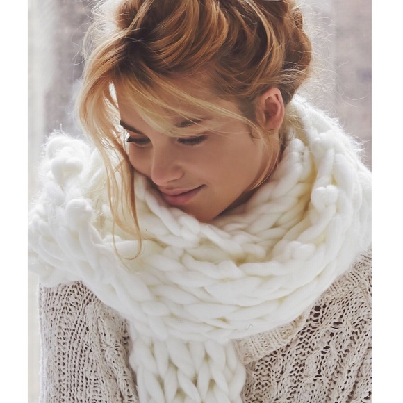 The BEST Chunky Knit, Soft, Blanket Scarf EVeRโ๏ธ๐น - Picture 3 of 4