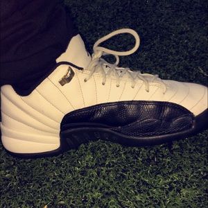 Low top taxis jordan 12s Size 7