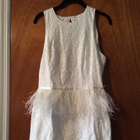 White lace and feather peplum dress - Picture 1 of 4