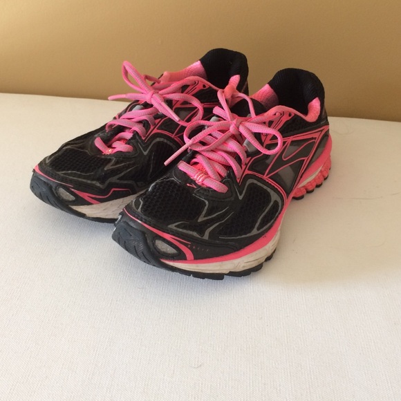 Brooks Ravenna 5 athletic shoes