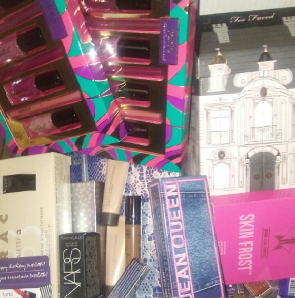 Cosmetic Mystery Box - Picture 2 of 4