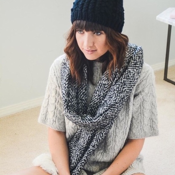 HP🎉 Diamond Pattern Tassel Scarf - Picture 2 of 3