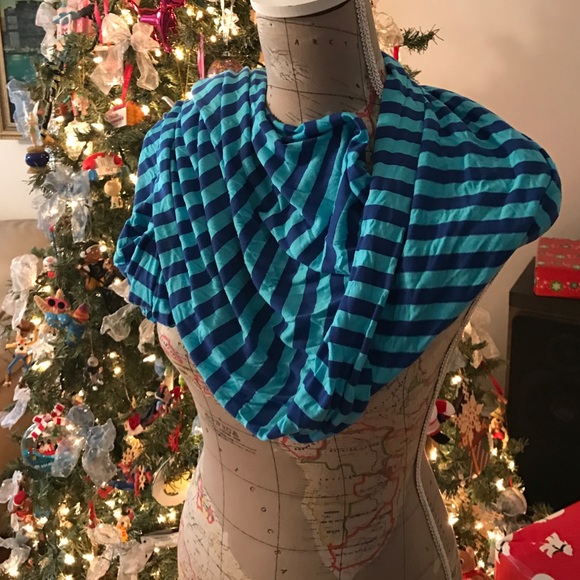 BNWT INFINITY SCARF - Picture 3 of 4