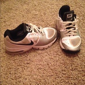Nike volleyball shoes size 5