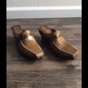 Donald J Pliner Charroh Women Clogs Bronze