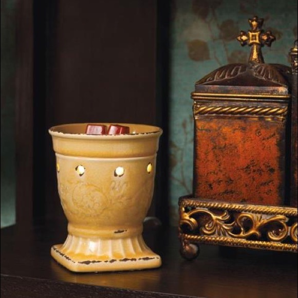FREE wax! Retired Scentsy warmer