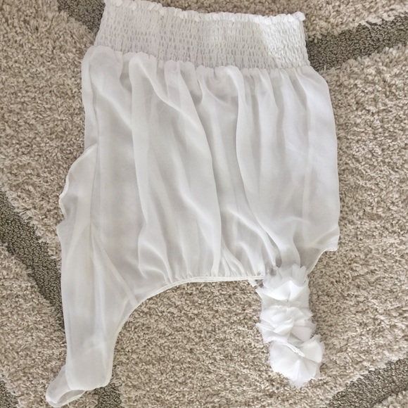 White top. - Picture 2 of 2