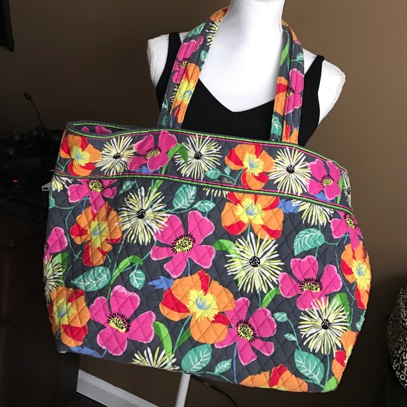 Vera Bradley Handbags - SALE❗️FINAL❗️BRAND NEW Vera Bradley Large Tote