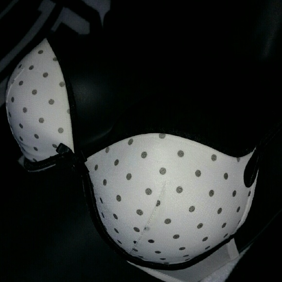 Victoria secret size 32 D bra "sexy little things"