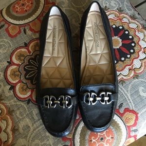 Black flat with cute buckle details