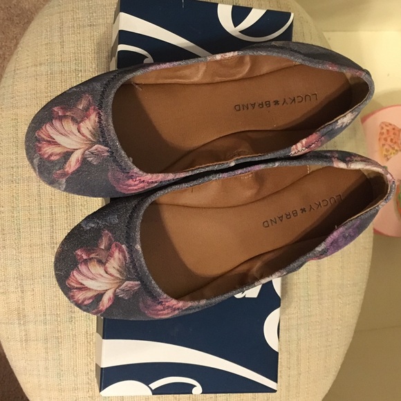 Beautiful floral print Lucky Brand flats