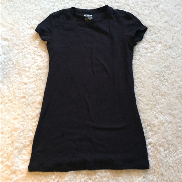 Simple black tee, longer fit, available in S & L - Picture 1 of 3