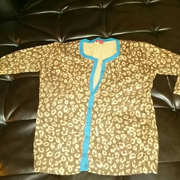 Quarter sleeve leopard print sweater