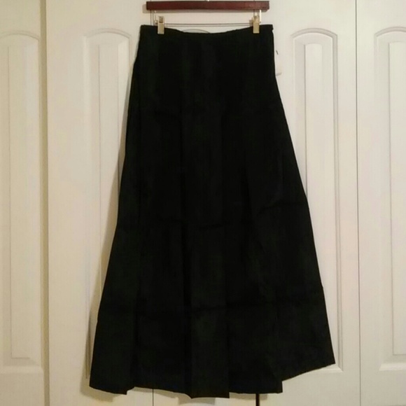 NWT Pleated Maxi Skirt Blk.