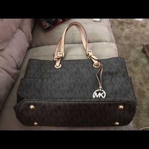 MK Signature Leather Tote bag. NEW WITHOUT TAGS.