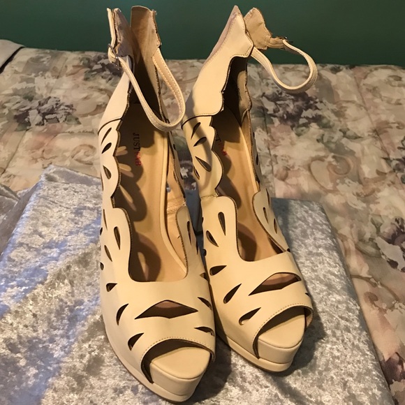 Cream colored high heel shoe - Picture 1 of 4
