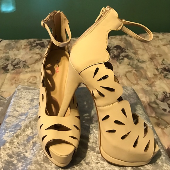 Cream colored high heel shoe - Picture 3 of 4